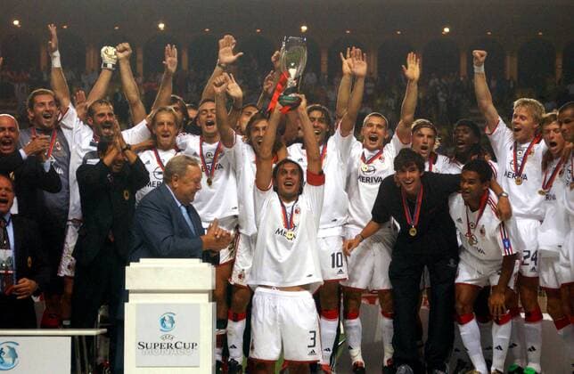 Der AC Milan ist UEFA-Supercupsieger 2002 2003, V.li.: Torwart Christian Abbiati, Giuseppe Pancaro, Massimo Ambrosini, UEFA-Präsident Lennart Johansson, Filippo Inzaghi, Andrea Pirlo, Paolo Maldini, Manuel Rui Costa, Andrej Schewtschenko, Kaka, ... Fußball Herren UEFA-Supercup 2002 2003, Super-Cup, Europacup, Europapokal, AC Mailand, Vdig Totale Europapokalsieger, Europacupsieger, Supercupsieger Monte Carlo Freude, Begeisterung,