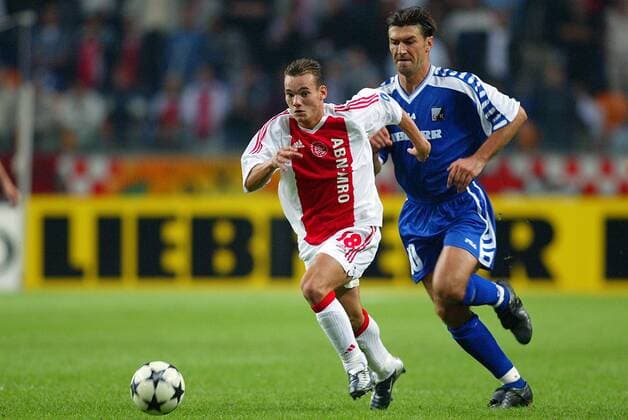 Wesley Sneijder (Ajax, li.) verfolgt von Nikola Milinkovic (Graz) - VERÖFFENTLICHUNGSRECHTE NUR FÜR DEUTSCHE MEDIEN Fußball EC 1 Herren Champions League Qualifikation 2003 2004, Ajax Amsterdam - Liebherr Grazer AK 2:1 n.V. Gruppe Amsterdam Dynamik,