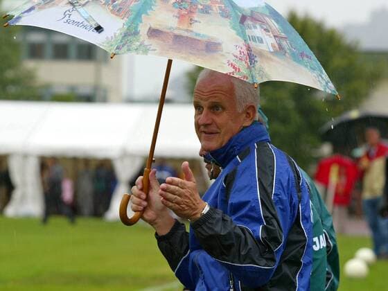 Nationaltrainer Bernd Stange (Irak) im regnerischen bayerischen Oberstaufen Fußball Herren Freundschaftsspiel 2003, Nationalmannschaft, Nationalteam, Vdig, Test, Testspiel Einzelbild Oberstaufen Allgäu