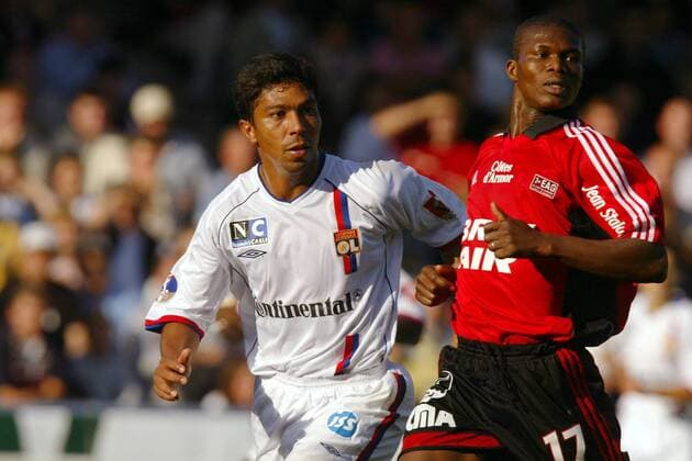Giovane Elber (Lyon, li.) und Blaise Kouassi (Guingamp) Fußball Herren Ligue Une 2003 2004, 1. Französische Liga, EA Guingamp - Olympique Lyonnais 2:0, Vdig, Gruppe Guingamp  