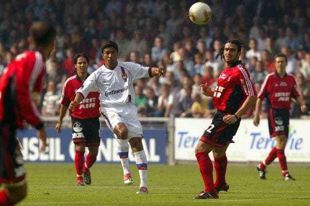 Giovane Elber (Lyon, li.) zieht ab, daneben schaut Fabricio Fuentes (Guingamp) dem Ball hinterher Fußball Herren Ligue Une 2003 2004, 1. Französische Liga, EA Guingamp - Olympique Lyonnais 2:0, Vdig, Gruppe Guingamp  