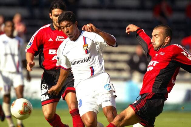 Giovane Elber (Lyon, li.) gegen Romain Ferrier (Guingamp, re.) Fußball Herren Ligue Une 2003 2004, 1. Französische Liga, EA Guingamp - Olympique Lyonnais 2:0, Vdig, Gruppe Guingamp  