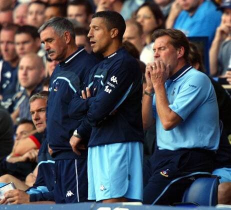 Allgemeine Bestürzung bei den Spurs v. li.: Co-Trainer John Gorman, Chris Hughton und Trainer Glenn Hoddle Fußball Herren English Premier League 2003 2004, 1. Englische Liga, Tottenham Hotspurs, Hotspur, Vdig, Gruppe London Enttäuschung, Verzweiflung,