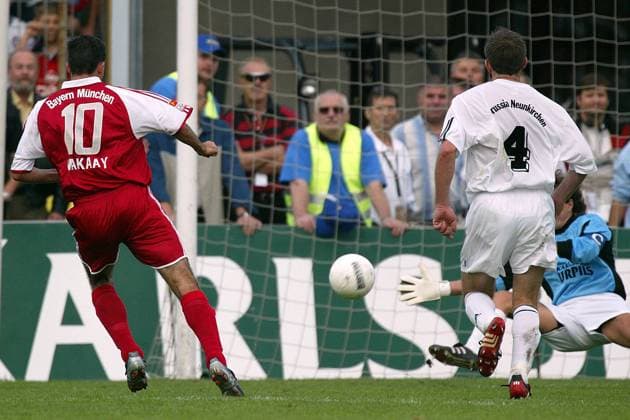 Roy Makaay (Bayern, li.) scheitert am Neunkirchener Torwart Fußball Herren DFB-Pokal 2003 2004, Pokalspiel, Borussia Neunkirchen - FC Bayern München 0:5, Vdig, Gruppe Neunkirchen
