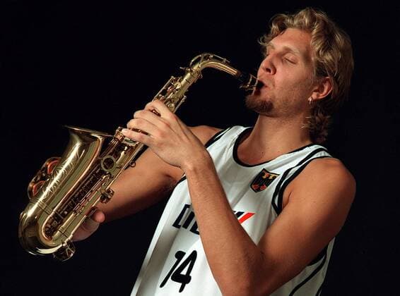 Dirk Nowitzki (Deutschland) geht seinem Hobby nach - er spielt Saxophon Basketball Herren Nationalmannschaft 2003, Nationalteam, Nationaltrikot, Shooting, Fotoshooting, Fototermin Einzelbild Braunschweig