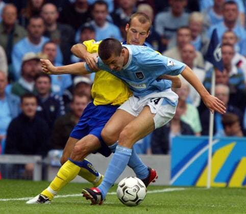 Joey Barton (vorn, Manchester City) gegen Fredrik Ljungberg (Arsenal) Fußball Herren English Premier League 2003 2004, 1. Englische Liga, Manchester City - Arsenal London 1:2, Vdig Gruppe Freddie, Freddy Manchester Dynamik,