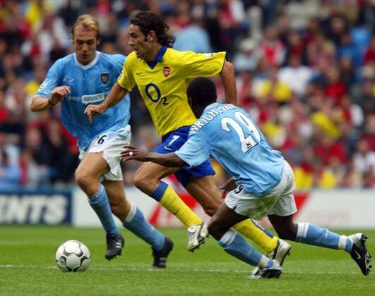 Robert Pires (Mitte, Arsenal) setzt sich u.a. gegen Shaun Wright-Phillips (re., Manchester City) durch Fußball Herren English Premier League 2003 2004, 1. Englische Liga, Manchester City - Arsenal London 1:2, Vdig Gruppe Manchester Dynamik,