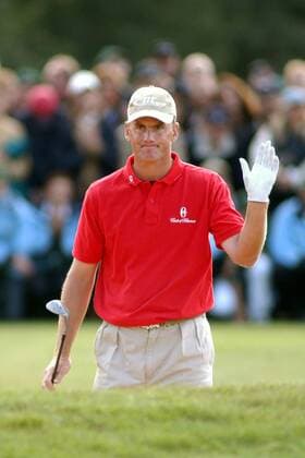 Robert Karlsson (Schweden) grüsst seine Anhänger Golf Herren BMW International Open 2003, PGA European Tour, TPC of Europe, Golfen Einzelbild Golfclub Nord-Eichenried München Skepsis,