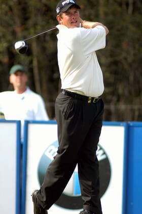 Lee Westwood (England) schaut seinem Abschlag hinterher Golf Herren BMW International Open 2003, PGA European Tour, TPC of Europe, Golfen Einzelbild Golfclub Eichenried-Nord München