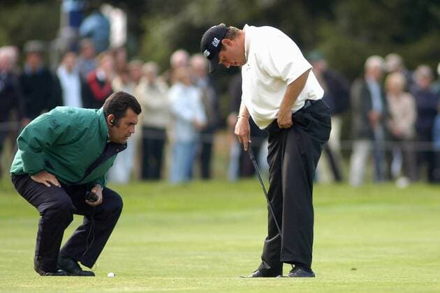 Lee Westwood (England, re.) diskutiert mit einem Schiedsrichter auf dem Green Golf Herren BMW International Open 2003, PGA European Tour, TPC of Europe, Golfen Gruppe Golfclub Eichenried-Nord München
