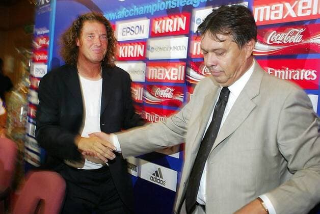 Trainer Milorad Kosanovic (re., Dalian Shide) gratuliert seinem Kollegen Bruno Metsu (Al Ain) Fußball Herren AFC Asian Champions League 2002 2003, Halbfinale Rückspiel, Dalian Shide - Al Ain SC 4:3 Gruppe Vereinigte Arabische Emirate, Asien, asiatische Dalian