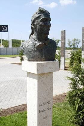 Büste von Dr. Nino Farina (Italien) im Skulpturenpark am Hungaroring Motorsport Grand Prix Herren Großer Preis von Ungarn 2003, Formel 1 Weltmeisterschaft, F1, F, GP, WM Porträt Budapest