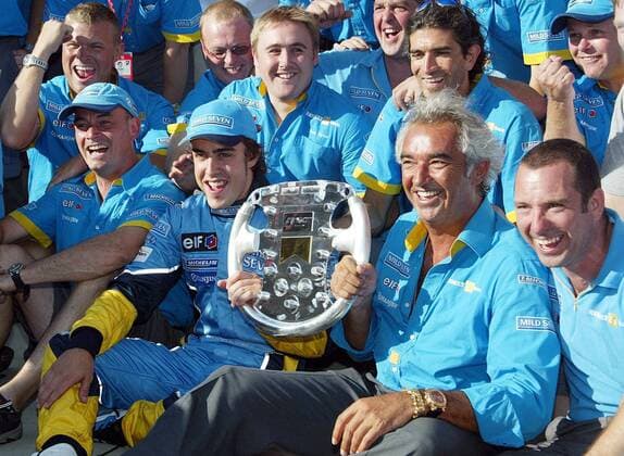 Sieger Fernando Alonso (Spanien, vorn li.) feiert seinen ersten Formel1-Sieg im Kreise seines Renault-Teams, u.a. mit Teamchef Flavio Briatore (Italien, vorn re.) Motorsport Grand Prix Herren Großer Preis von Ungarn 2003, Formel 1 Weltmeisterschaft, F1, F, GP, WM Gruppe Budapest Freude, Begeisterung, Kameradschaft,