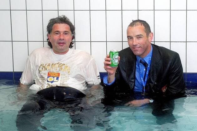 Trainer Paul Le Guen (re.) und Torwarttrainer Joel Bats (beide Lyon) feiern im Entspannungsbecken feuchtfröhlich den Titelgewinn Fußball Herren Ligue Une 2002 2003, 1. Französische Liga, Olympique Lyonnais, OL, Vdig Gruppe Lyon Freude,  