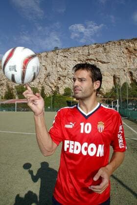 Fernando Morientes (Monaco) jongliert einen Ball auf dem Finger Fußball Herren Ligue Une 2003 2004, 1. Französische Liga, AS Monaco, Vorstellung, Präsentation, Vdig Einzelbild Monte Carlo, Neuzugang, Neuzugänge  