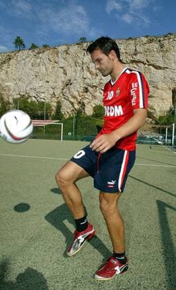 Fernando Morientes (Monaco) präsentiert sich am Ball Fußball Herren Ligue Une 2003 2004, 1. Französische Liga, AS Monaco, Vorstellung, Präsentation, Vdig Einzelbild Monte Carlo, Neuzugang, Neuzugänge  