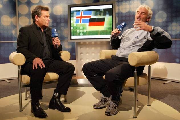 Teamchef Rudi Völler (re.) verteidigt wütend im Interview mit ARD-Moderator Waldemar Hartmann (beide Deutschland) die dürftige Leistung seines Teams Fußball Länderspiel Herren Europameisterschaftsqualifikation 2003, Qualifikation, Länderspiel, Nationalmannschaft, Nationalteam Gruppe Reykjavik Wut,