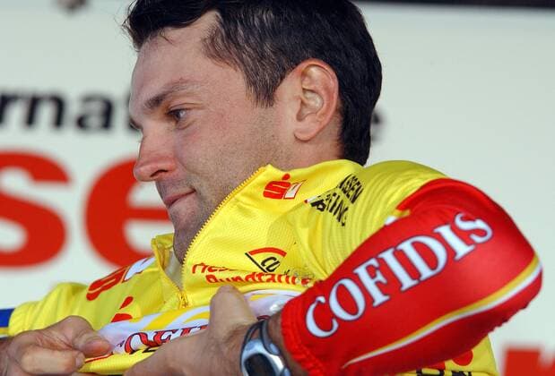Cedric Vasseur (Frankreich Cofidis) streift sich das gelbe Trikot des Gesamtführenden über Radsport Herren Internationale Hessen-Rundfahrt 2003, Hessenrundfahrt, Straßenradsport, Rad, Straße, Vdig Porträt 4. Etappe: Battenberg - Wetzlar Wetzlar