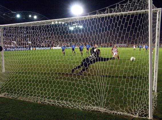 Torwart Frank Juric (Leverkusen) streckt sich vergeblich - der Elfmeter von Djordjevic (Olympiakos) ist zu platziert Fußball EC 1 Herren Champions League 2002 2003, Olympiakos Piräus - Bayer 04 Leverkusen 6:2 Totale Dynamik,