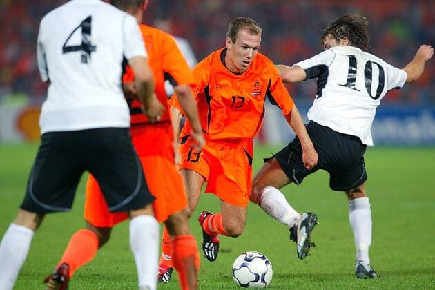 Arjen Robben (2.v.re., Niederlande) setzt sich gegen Andreas Ivanschitz (Österreich) durch - VERÖFFENTLICHUNGSRECHTE NUR FÜR DEUTSCHE MEDIEN Fußball Länderspiel Herren Europameisterschaftsqualifikation 2003, Länderspiel, Qualifikation, Nationalmannschaft, Nationalteam Gruppe Rotterdam Dynamik,