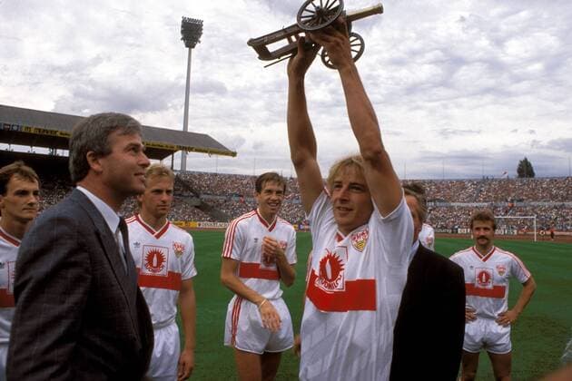 Jürgen Klinsmann (re., beide Stuttgart) präsentiert die Torjägerkanone für den besten Torschützen der Saison 1987 1988, daneben Kicker-Chefredakteur Rainer Holzschuh Fußball 1. BL Herren DEUTSCHSPRACHIGE SPORTZEITSCHRIFTEN UND -ZEITUNGEN NUR NACH RÜCKSPRACHE, Saison 1988 1989 Gruppe Sportlerauszeichnung, Ehrung, Auszeichnung, Reiner Stuttgart, Torjäger Kanone