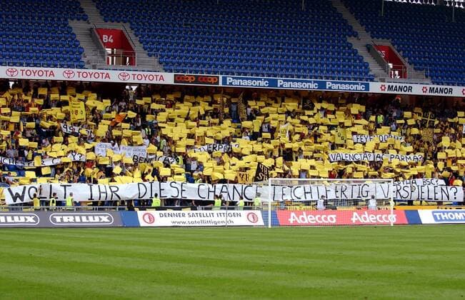 Young-Boys Bern Fans präsentieren Plakate in den Vereinsfarben und Städtenamen mit möglichen UEFA-Cup Gegnern. Darunter die Frage auf einem Transparent: Wollt ihr diese Chance leichtfertig verspielen? Fußball EC 3 Herren UEFA-Cup Qualifikation 2003 2004, BSC Young-Boys Bern, Nationalliga A, NLA, 1. Schweizer Liga, Totale