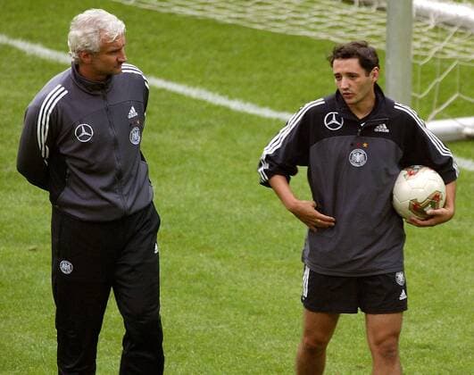 Ein besorgter Blick - Teamchef Rudi Völler (li.) lässt sich von Oliver Neuville (beide Deutschland) zeigen, wo es zwickt Fußball Herren Nationalmannschaftstraining 2003, Nationalmannschaft, Nationalteam, Training, Vdig, Gruppe Dortmund
