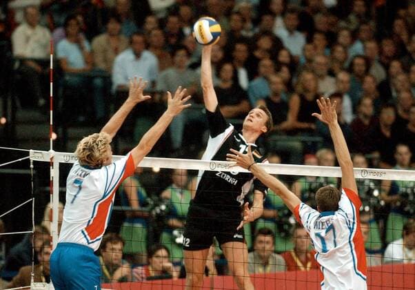 Christian Pampel (Mitte, Deutschland) schmettert den Ball am Block der Franzosen vorbei, li. Antiga und Kieffer (beide Frankreich) Volleyball EM Herren Europameisterschaft 2003, Länderspiel, Nationalmannschaft, Nationalteam, Nationaltrikot Gruppe Leipzig Dynamik,
