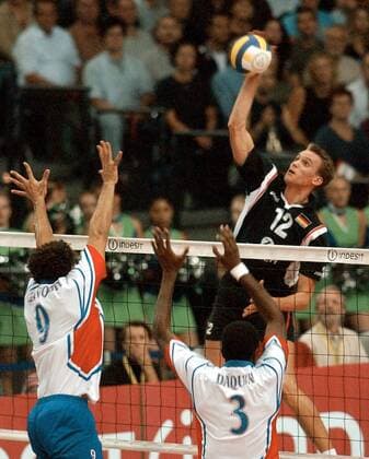 Christian Pampel (re., Deutschland) - Schmetterball gegen den Block von Granvorka (li.) und Daquin (beide Frankreich) Volleyball EM Herren Europameisterschaft 2003, Länderspiel, Nationalmannschaft, Nationalteam, Nationaltrikot Gruppe Leipzig Dynamik,