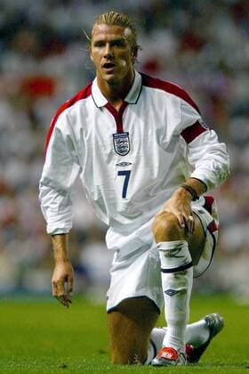 David Beckham (England) - Kniefall Fußball Länderspiel Herren Europameisterschaftsqualifikation 2003, Länderspiel, Qualifikation, Nationalmannschaft, Nationalteam Einzelbild Manchester Spannung,