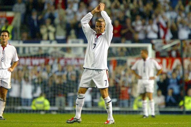David Beckham (England) bedankt sich bei den Anhängern Fußball Länderspiel Herren Europameisterschaftsqualifikation 2003, Länderspiel, Qualifikation, Nationalmannschaft, Nationalteam Einzelbild Manchester