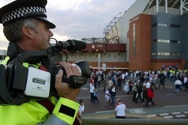 Polizeiliche Videoüberwachung der englischen Fußballfans vor den Toren des Stadions Fußball Länderspiel Herren Europameisterschaftsqualifikation 2003, Länderspiel, Qualifikation, Nationalmannschaft, Nationalteam Totale Manchester Spannung,