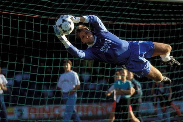 Torwart Andreas Köpke (Nürnberg) - Torwartparade Fußball 1. BL Herren DEUTSCHSPRACHIGE SPORTZEITSCHRIFTEN UND -ZEITUNGEN NUR NACH RÜCKSPRACHE, 1988 1989 Einzelbild Nürnberg Dynamik, Höhe,