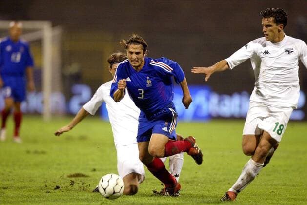 Bixente Lizarazu (li., Frankreich) gegen Milenko Acimovic (Slowenien) Fußball Länderspiel Herren Europameisterschaftsqualifikation 2003, Länderspiel, Qualifikation, Nationalmannschaft, Nationalteam Gruppe Ljubljana Dynamik,  