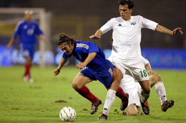Bixente Lizarazu (li., Frankreich) gegen Milenko Acimovic (Slowenien) Fußball Länderspiel Herren Europameisterschaftsqualifikation 2003, Länderspiel, Qualifikation, Nationalmannschaft, Nationalteam Gruppe Ljubljana Dynamik,  