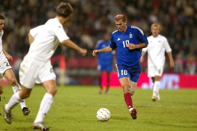 Zinedine Zidane (Frankreich) am Ball Fußball Länderspiel Herren Europameisterschaftsqualifikation 2003, Länderspiel, Qualifikation, Nationalmannschaft, Nationalteam Einzelbild Ljubljana Dynamik,  