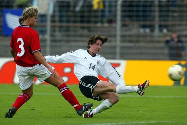 Maren Meinert (Deutschland, re.) Fußball Länderspiel Damen Länderspiel 2003, Nationalmannschaft, Nationalteam, Nationaltrikot, Testspiel, Freundschaftsspiel Gruppe Frauen, Frauenfußball, Darmstadt Dynamik,