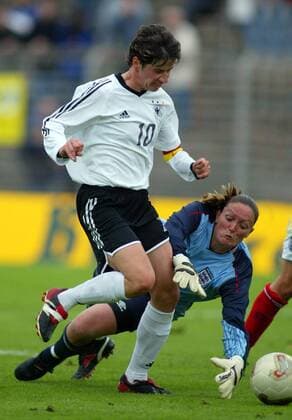 Bettina Wiegmann (Deutschland) gegen Torfrau Pauline Cope (England) Fußball Länderspiel Damen Länderspiel 2003, Nationalmannschaft, Nationalteam, Nationaltrikot, Testspiel, Freundschaftsspiel Gruppe Frauen, Frauenfußball, Darmstadt Dynamik,