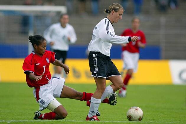 Sonja Fuss (Deutschland, re.) gegen Rachel Yankey (England) Fußball Länderspiel Damen Länderspiel 2003, Nationalmannschaft, Nationalteam, Nationaltrikot, Testspiel, Freundschaftsspiel Gruppe Frauen, Frauenfußball, Darmstadt Dynamik,