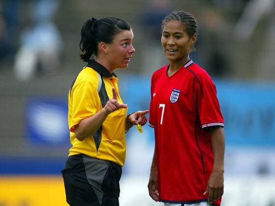 Schiedsrichterin Miriam Dräger (Deutschland) ermahnt Rachel Yankey (England) Fußball Länderspiel Damen Länderspiel 2003, Nationalmannschaft, Nationalteam, Nationaltrikot, Testspiel, Freundschaftsspiel Gruppe Frauen, Frauenfußball, Darmstadt