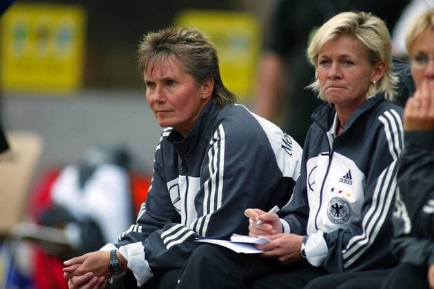 Nationaltrainerin Tina Theune-Meyer (li.) und Co-Trainerin Sylvia Neid (beide Deutschland) nachdenklich auf der Trainerbank Fußball Länderspiel Damen Länderspiel 2003, Nationalmannschaft, Nationalteam, Testspiel, Freundschaftsspiel Gruppe Frauen, Frauenfußball, Darmstadt Nachdenklichkeit,