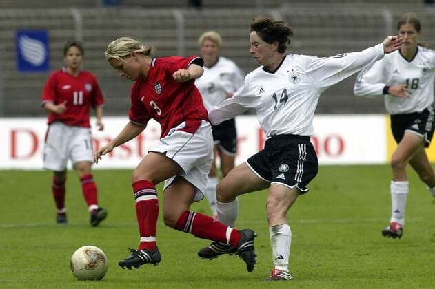 Rachel Unitt (England, li.) gegen Maren Meinert (Deutschland) Fußball Länderspiel Damen Länderspiel 2003, Nationalmannschaft, Nationalteam, Nationaltrikot, Testspiel, Freundschaftsspiel Gruppe Darmstadt Dynamik,