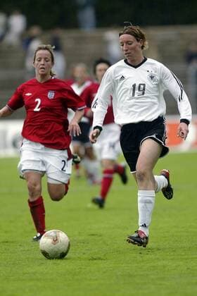 Stefanie Gottschlich (Deutschland, re.) gegen Leanne Champ (England) Fußball Länderspiel Damen Länderspiel 2003, Nationalmannschaft, Nationalteam, Nationaltrikot, Testspiel, Freundschaftsspiel Gruppe Darmstadt Dynamik,