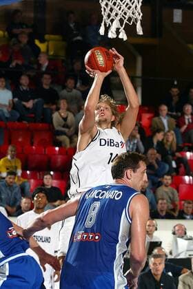EuroBasket 2022, DBB, Historie, EM - Historie Dirk Nowitzki (hinten, Deutschland) - Korbwurf Basketball EM Herren Europameisterschaft 2003, Länderspiel, Nationalmannschaft, Nationalteam, Nationaltrikot, Vdig Einzelbild Norrköping Dynamik,