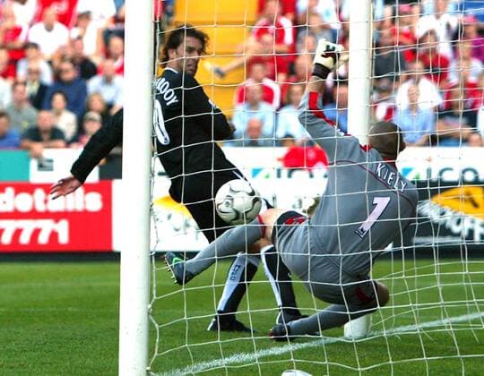 Ruud van Nistelrooy (li., ManU) bezwingt Torwart Dean Kiely (Charlton) Fußball Herren English Premier League 2003 2004, 1. Englische Liga, Charlton Athletic - Manchester United 0:2 Gruppe Charlton Dynamik,
