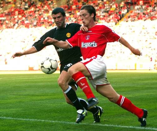Roy Keane (li., ManU) gegen Scott Parker (Charlton) Fußball Herren English Premier League 2003 2004, 1. Englische Liga, Charlton Athletic - Manchester United 0:2 Gruppe Charlton Dynamik,