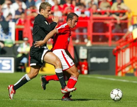 Phil Neville (li., ManU) gegen Paolo di Canio (Charlton) Fußball Herren English Premier League 2003 2004, 1. Englische Liga, Charlton Athletic - Manchester United 0:2 Gruppe Charlton Dynamik,