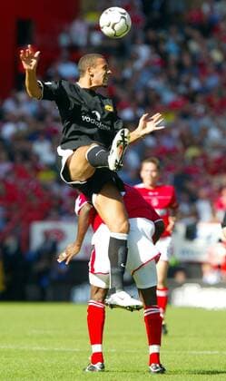 Rio Ferdinand (vorn, ManU) setzt sich gegen Eull (Charlton) durch Fußball Herren English Premier League 2003 2004, 1. Englische Liga, Charlton Athletic - Manchester United 0:2 Gruppe Charlton Dynamik,