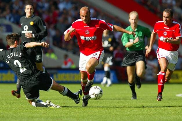 Claus Jensen (2.v.li., Charlton) am Ball gegen Gary Neville (ManU), dahinter Paolo di Canio (Charlton) Fußball Herren English Premier League 2003 2004, 1. Englische Liga, Charlton Athletic - Manchester United 0:2 Gruppe Charlton Dynamik,