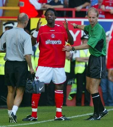 Jason Eull (Charlton) wird von Schiedsrichter Mike Riley vom Platz gestellt Fußball Herren English Premier League 2003 2004, 1. Englische Liga, Charlton Athletic Gruppe Charlton Enttäuschung,